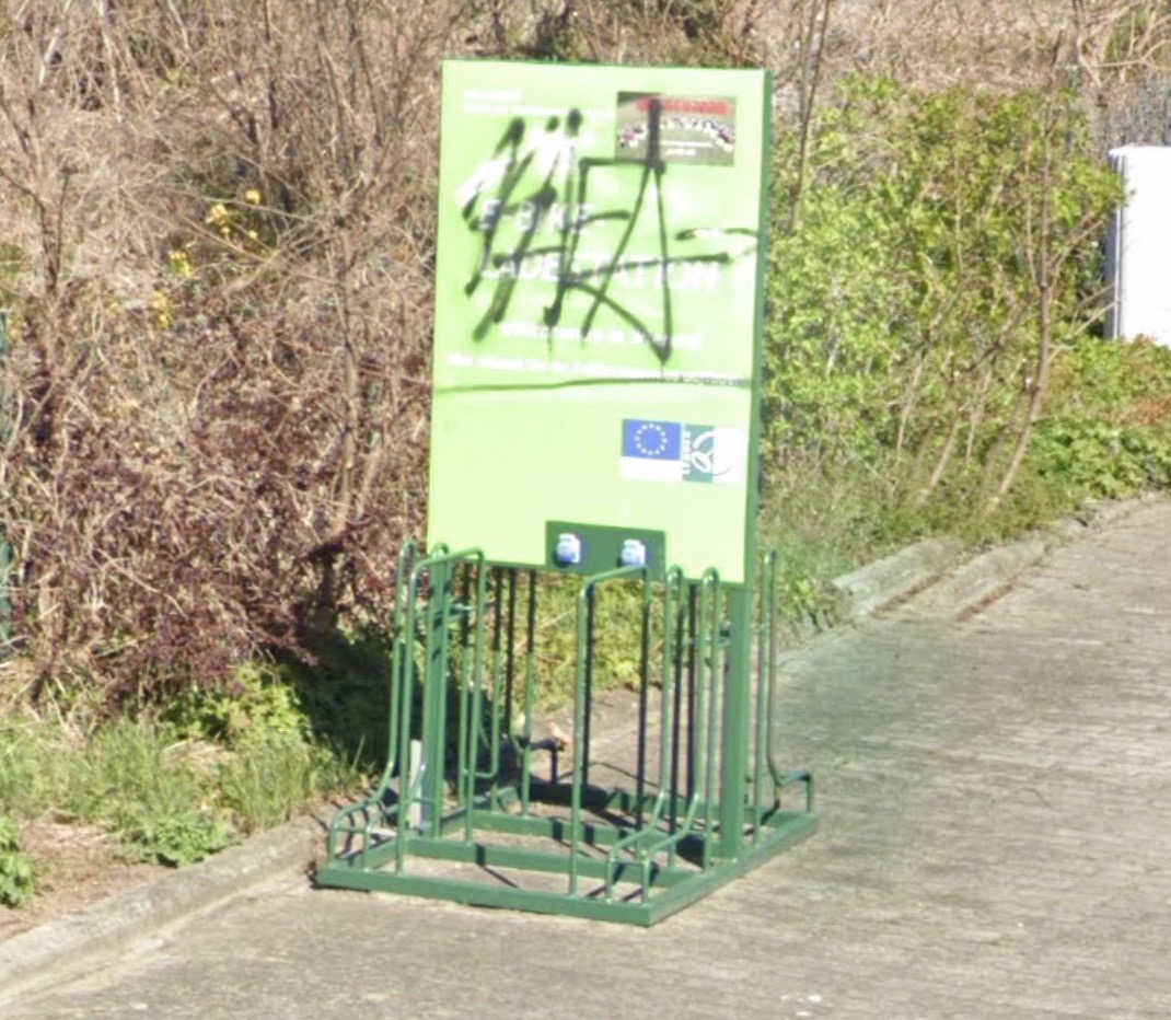 Vor dem Bahnhof