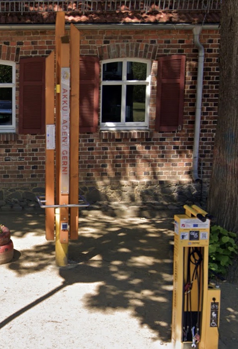 Ladesäule und Servicestation