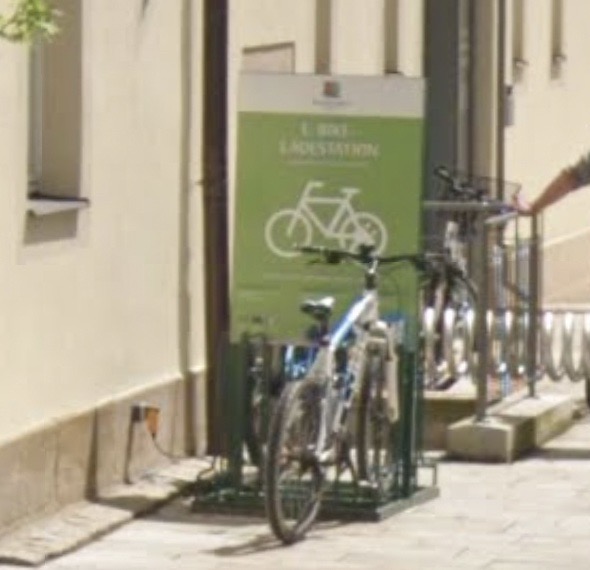 Vor dem Standesamt