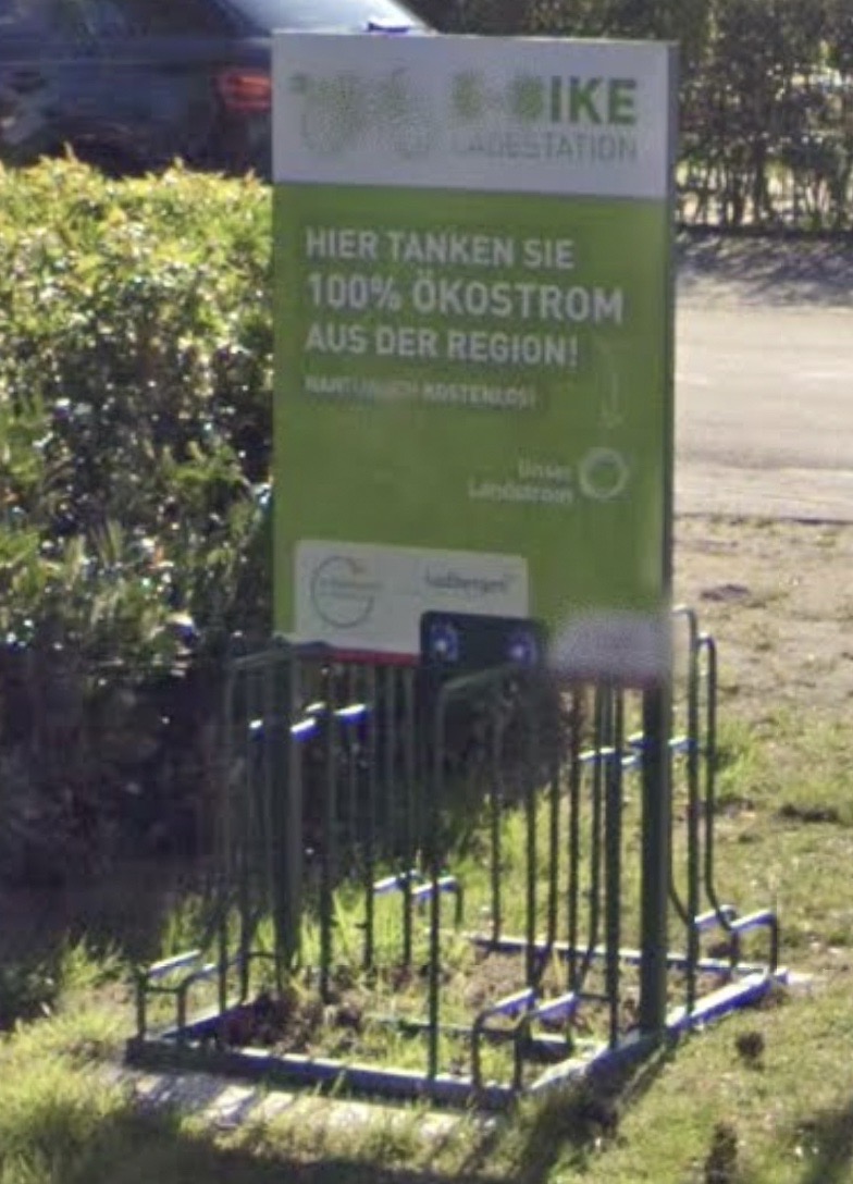 Fahrradständer mit Ladefunktion an der Bushaltestelle